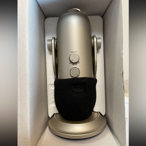 Blue Yeti USB Microphone - Gold - Picture 2 of 5
